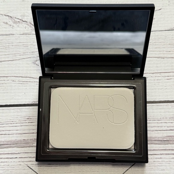 NARS Light Reflecting Setting Powder - Picture 6 of 7